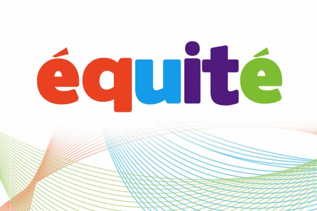 Logo de l'Équité écrit avec des lettres de différentes couleurs, rouge, bleu, violet, vert sur des courbes, des lignes bleues et vertes