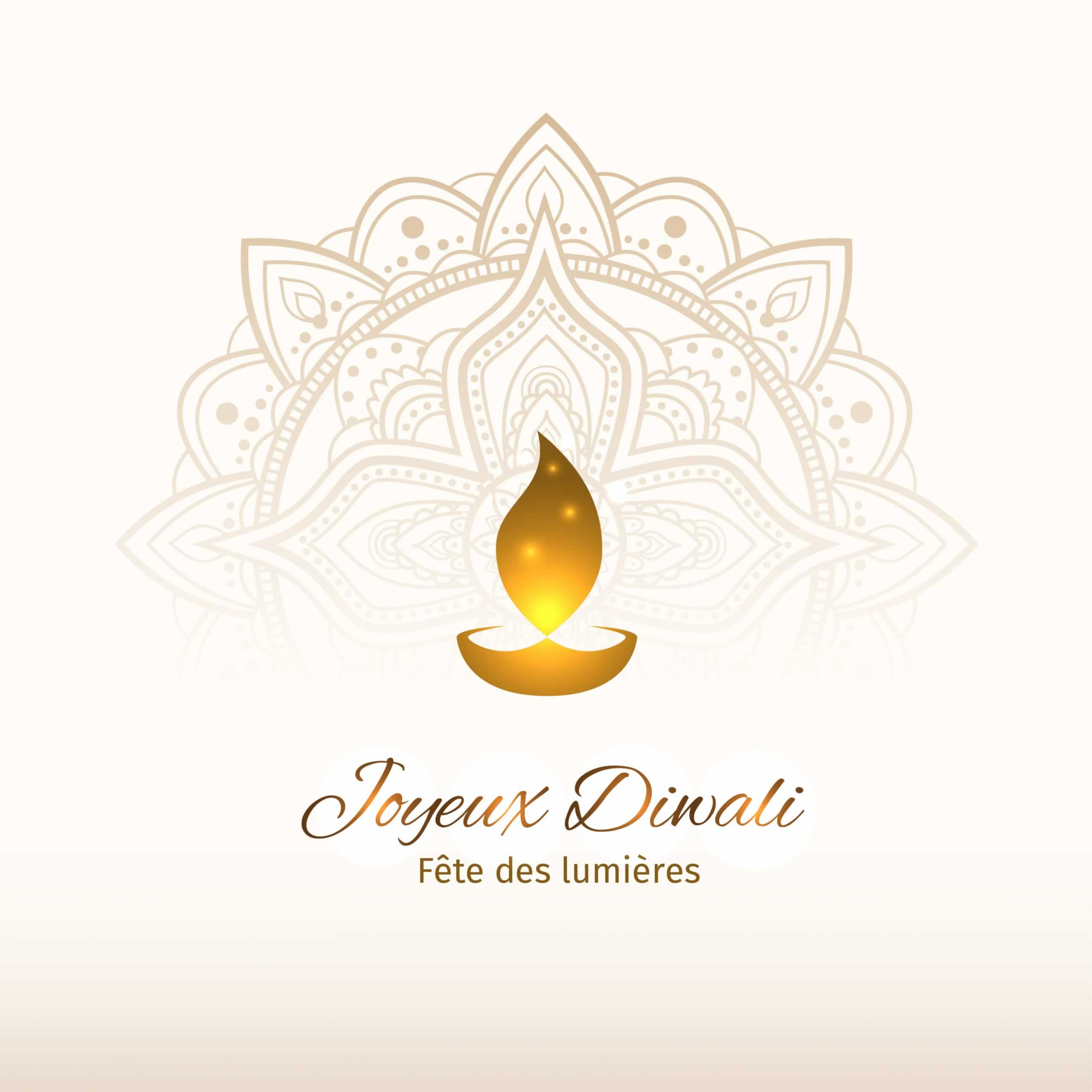 Une bougie sur une coupelle devant une couronne dorée et ornementée symbolisant Diwali, la fête des lumière dans la tradition hindoue